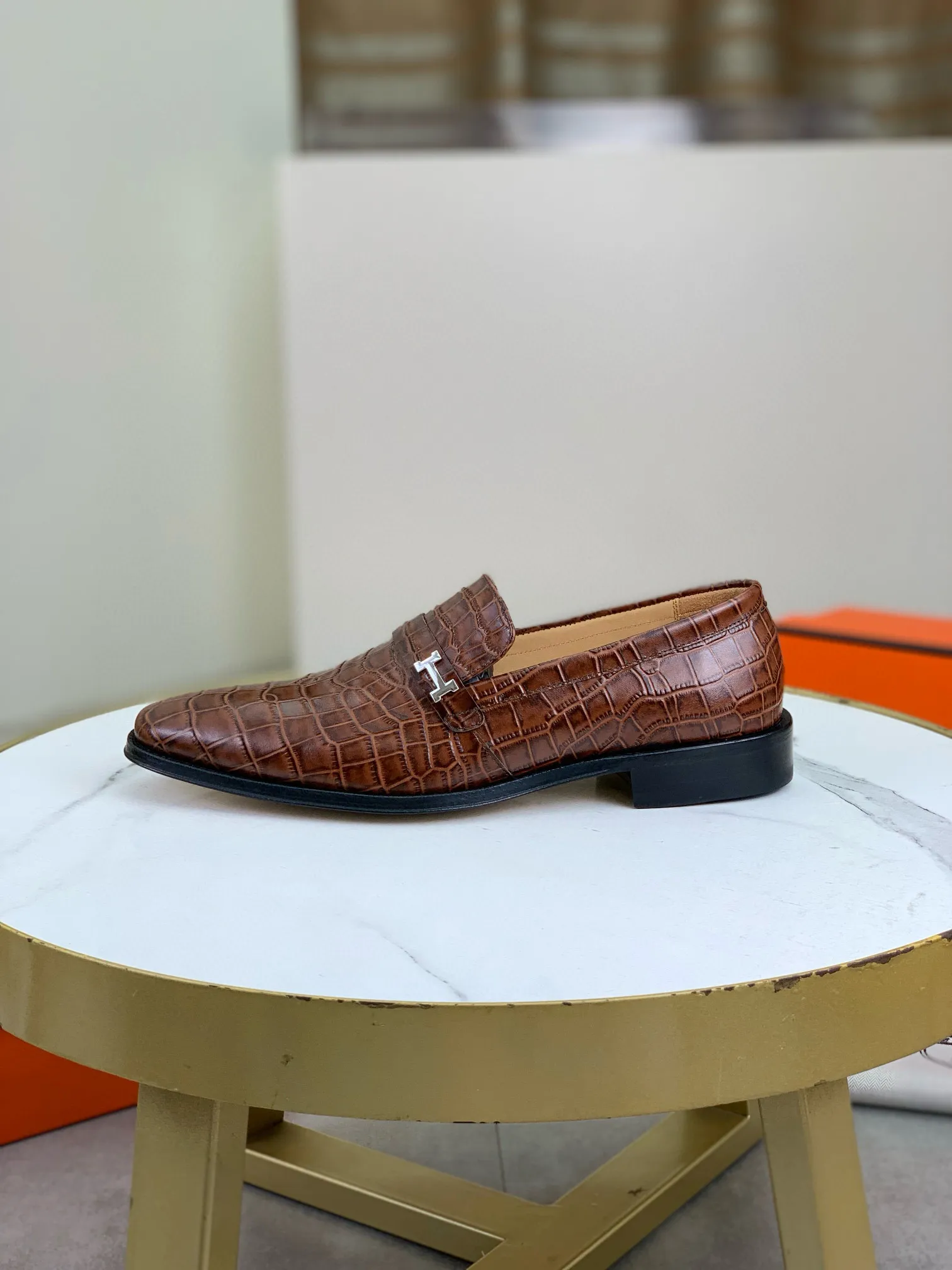 Factory price P960 💰Top version 💎💎💎 Original leather outsole Brand: Hermès (Hermès) Standard code: Men's size 39-44 (38, 45 can be customized) Grade: Same as the official website Original quality materials: Original soft calfskin Water-dyed cowhide lining Original Italian leather outsole Style categories: Men's fashion Formal casual leather shoes Slip-on men's shoes series Young fashion European and American trends, British style, colors: multiple options, counter packaging